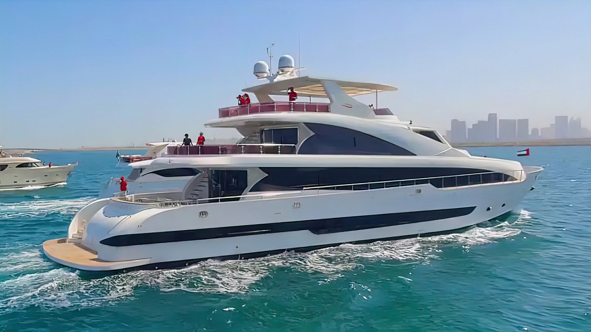 Аренда моторной мега яхты Custom Line 140 A1 в Дубае